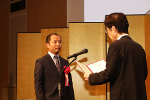 写真　周　俊氏